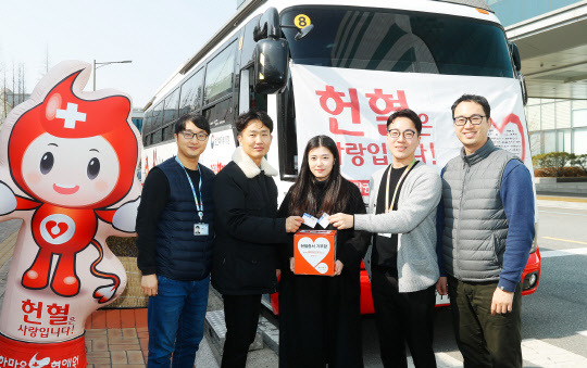 지난 13일 삼성디스플레이 아산캠퍼스에서 열린 '사랑의 헌혈 캠페인'에 참여한 직원들이 헌혈증을 기증하고 있다. 삼성디스플레이 제공